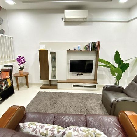 Teratak Persona Homestay. 4 Rooms Double Storey Terrace In Kuantan City. Exterior photo