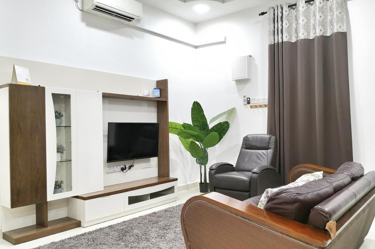 Teratak Persona Homestay. 4 Rooms Double Storey Terrace In Kuantan City. Exterior photo