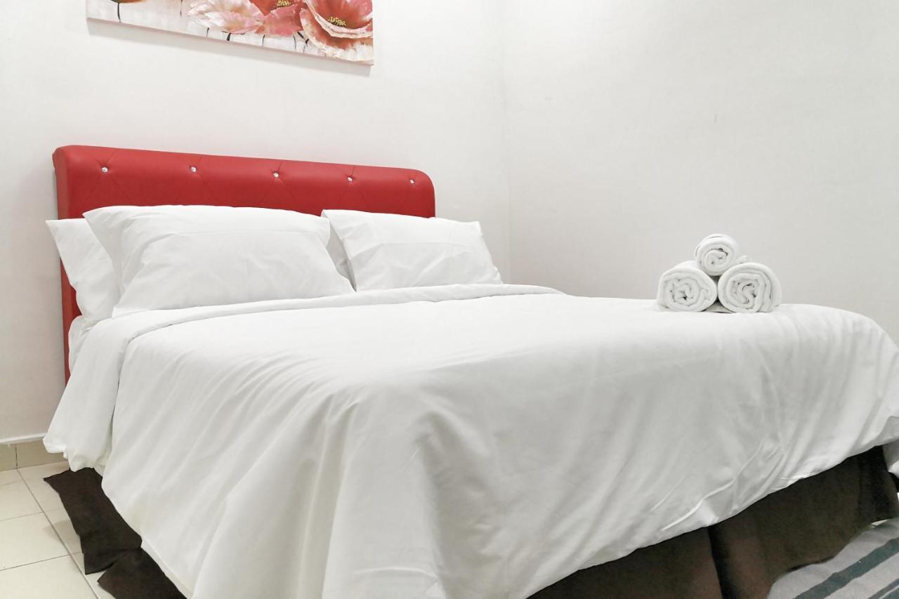 Teratak Persona Homestay. 4 Rooms Double Storey Terrace In Kuantan City. Exterior photo
