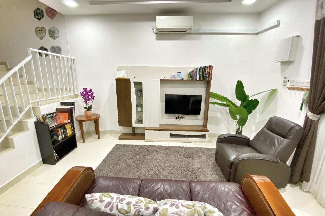 Teratak Persona Homestay. 4 Rooms Double Storey Terrace In Kuantan City. Exterior photo