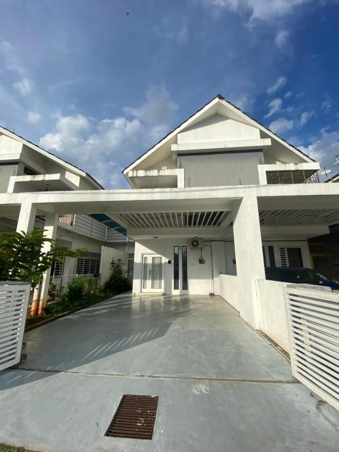 Teratak Persona Homestay. 4 Rooms Double Storey Terrace In Kuantan City. Exterior photo
